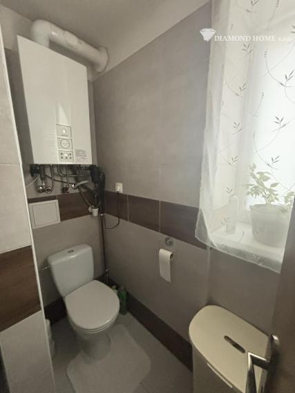 Len u nás! DIAMOND HOME s.r.o ,  ponúka Vám na predaj štvorbytovke priestranný 3  izbový byt  s veľkým garážom zo záhradkou v meste Veľký Meder