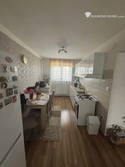 Len u nás! DIAMOND HOME s.r.o ,  ponúka Vám na predaj štvorbytovke priestranný 3  izbový byt  s veľkým garážom zo záhradkou v meste Veľký Meder