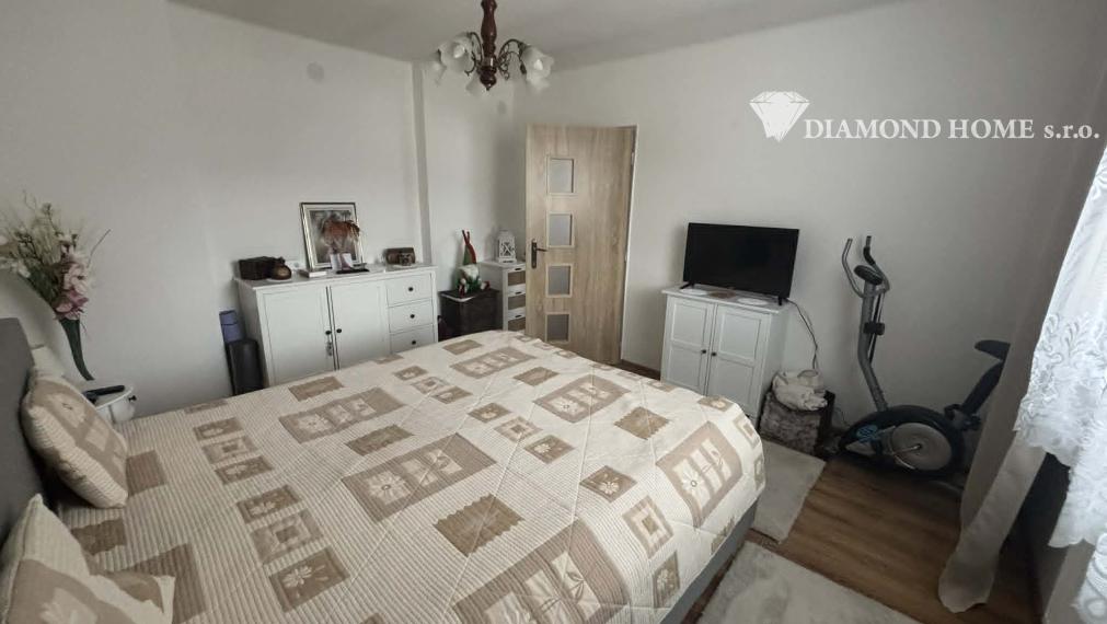 Len u nás! DIAMOND HOME s.r.o ,  ponúka Vám na predaj štvorbytovke priestranný 3  izbový byt  s veľkým garážom zo záhradkou v meste Veľký Meder