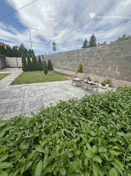 Len u nás! DIAMOND HOME s.r.o ,  ponúka Vám na predaj štvorbytovke priestranný 3  izbový byt  s veľkým garážom zo záhradkou v meste Veľký Meder