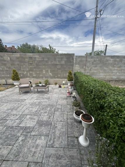 Len u nás! DIAMOND HOME s.r.o ,  ponúka Vám na predaj štvorbytovke priestranný 3  izbový byt  s veľkým garážom zo záhradkou v meste Veľký Meder