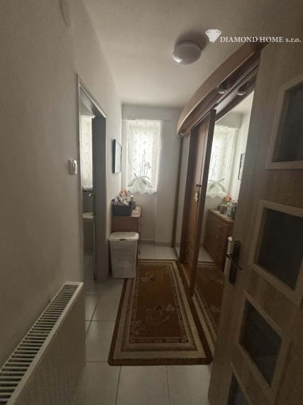Len u nás! DIAMOND HOME s.r.o ,  ponúka Vám na predaj štvorbytovke priestranný 3  izbový byt  s veľkým garážom zo záhradkou v meste Veľký Meder