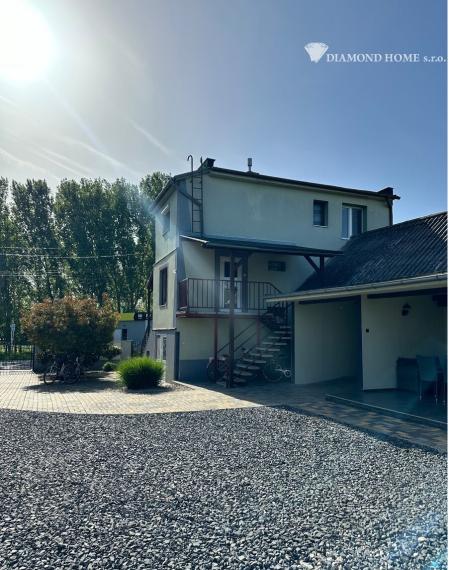 DIAMOND HOME s.r.o. ponúka Vám na predaj kompletne rekonštruovaný trojpodlažný  rodinný dom s garážom, krytou terasou a krásne upravenou záhradou v obci Opatovský Sokolec