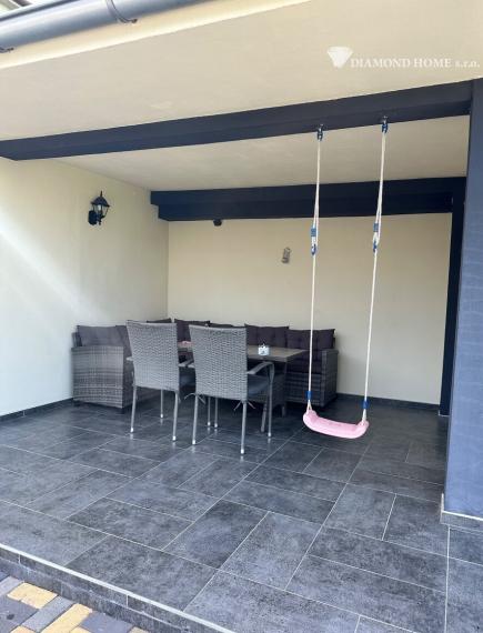 DIAMOND HOME s.r.o. ponúka Vám na predaj kompletne rekonštruovaný trojpodlažný  rodinný dom s garážom, krytou terasou a krásne upravenou záhradou v obci Opatovský Sokolec
