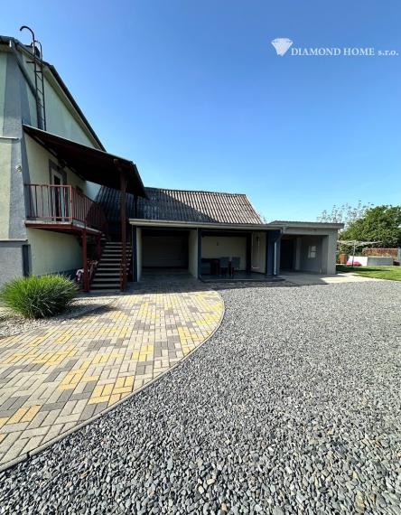 DIAMOND HOME s.r.o. ponúka Vám na predaj kompletne rekonštruovaný trojpodlažný  rodinný dom s garážom, krytou terasou a krásne upravenou záhradou v obci Opatovský Sokolec