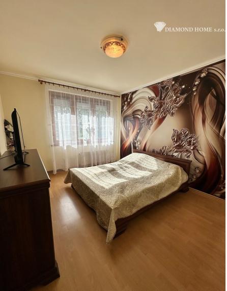 DIAMOND HOME s.r.o. ponúka Vám na predaj kompletne rekonštruovaný trojpodlažný  rodinný dom s garážom, krytou terasou a krásne upravenou záhradou v obci Opatovský Sokolec