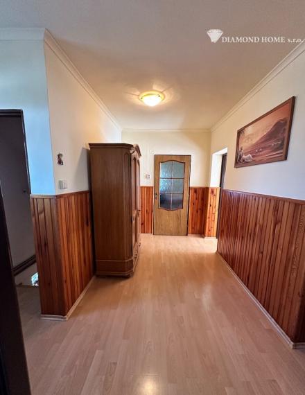 DIAMOND HOME s.r.o. ponúka Vám na predaj kompletne rekonštruovaný trojpodlažný  rodinný dom s garážom, krytou terasou a krásne upravenou záhradou v obci Opatovský Sokolec