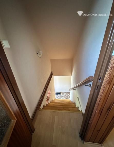 DIAMOND HOME s.r.o. ponúka Vám na predaj kompletne rekonštruovaný trojpodlažný  rodinný dom s garážom, krytou terasou a krásne upravenou záhradou v obci Opatovský Sokolec