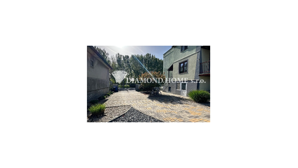 DIAMOND HOME s.r.o. ponúka Vám na predaj kompletne rekonštruovaný trojpodlažný  rodinný dom s garážom, krytou terasou a krásne upravenou záhradou v obci Opatovský Sokolec