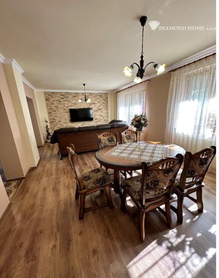 DIAMOND HOME s.r.o. ponúka Vám na predaj kompletne rekonštruovaný trojpodlažný  rodinný dom s garážom, krytou terasou a krásne upravenou záhradou v obci Opatovský Sokolec