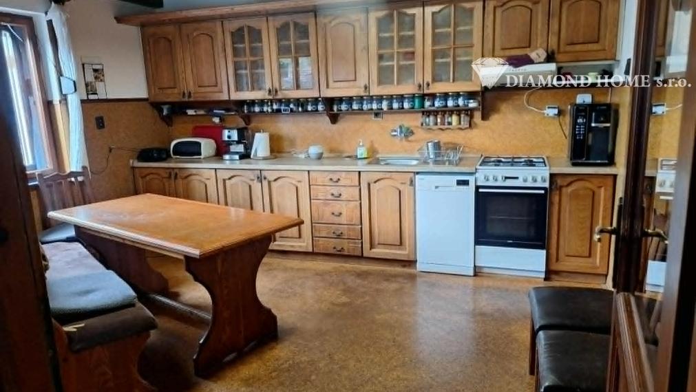 DIAMOND HOME s.r.o. - Marian Petrovič maklér ponúka Vám na predaj 4 izbový rodinný dom vo vyhladávanej a tichej lokalite v obci Povoda časť Lidér Tejed