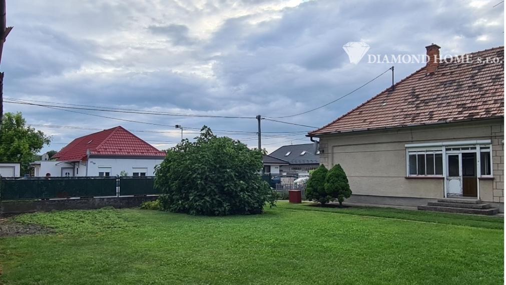 DIAMOND HOME s . r. o. ponúka Vám na predaj 3 -izbový rodinný dom s garážou a vedľajšími stavbami a pekným veľkým upraveným pozemkom v obci Doľný Štál.