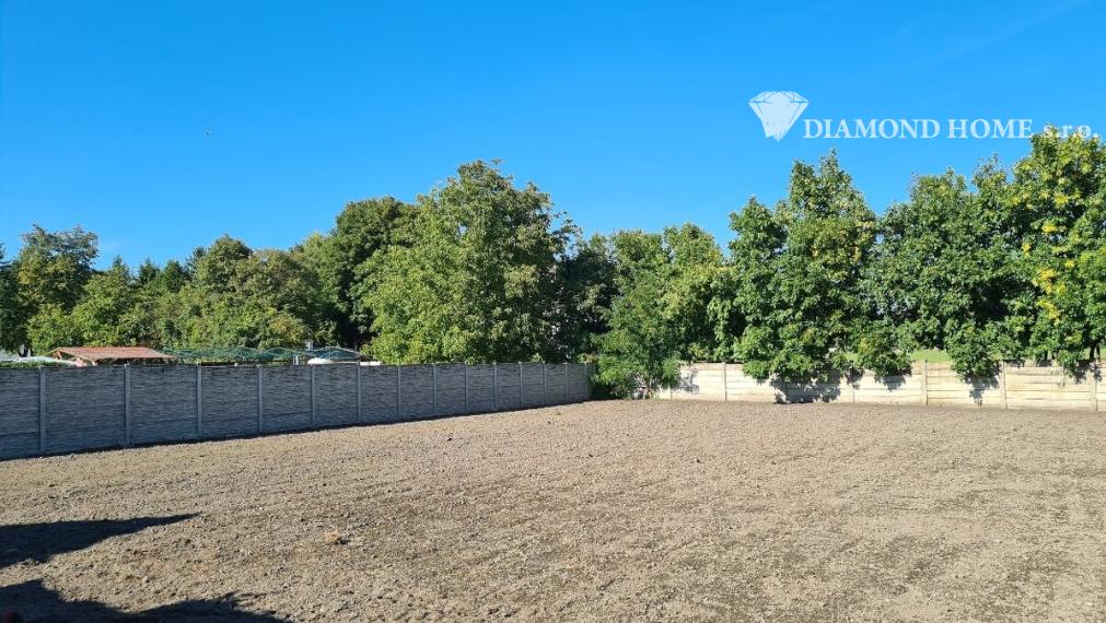 DIAMOND HOME s . r. o. ponúka Vám na predaj 3 -izbový rodinný dom s garážou a vedľajšími stavbami a pekným veľkým upraveným pozemkom v obci Doľný Štál.