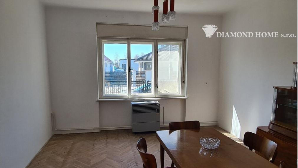 DIAMOND HOME s . r. o. ponúka Vám na predaj 3 -izbový rodinný dom s garážou a vedľajšími stavbami a pekným veľkým upraveným pozemkom v obci Doľný Štál.