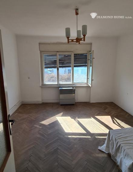 DIAMOND HOME s . r. o. ponúka Vám na predaj 3 -izbový rodinný dom s garážou a vedľajšími stavbami a pekným veľkým upraveným pozemkom v obci Doľný Štál.