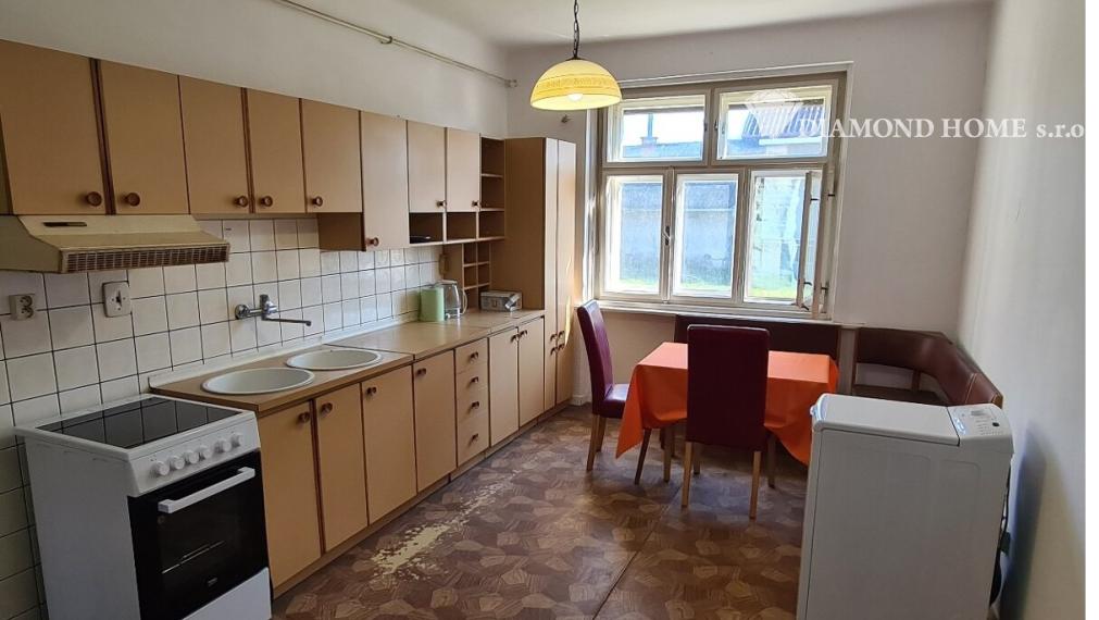 DIAMOND HOME s . r. o. ponúka Vám na predaj 3 -izbový rodinný dom s garážou a vedľajšími stavbami a pekným veľkým upraveným pozemkom v obci Doľný Štál.
