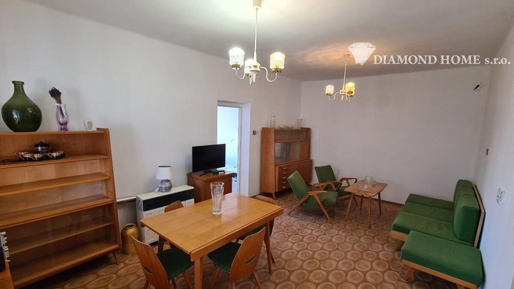DIAMOND HOME s . r. o. ponúka Vám na predaj 3 -izbový rodinný dom s garážou a vedľajšími stavbami a pekným veľkým upraveným pozemkom v obci Doľný Štál.