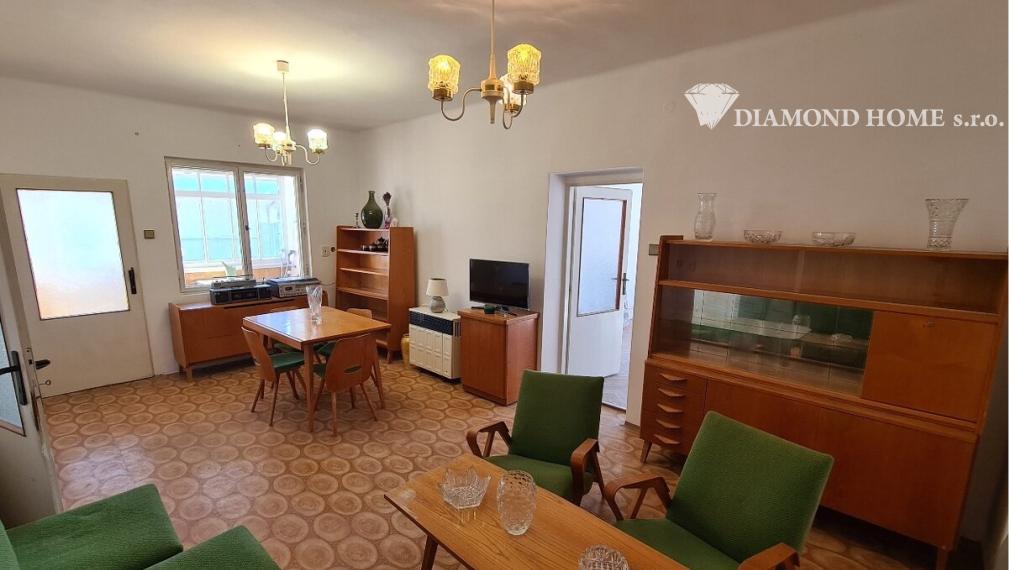 DIAMOND HOME s . r. o. ponúka Vám na predaj 3 -izbový rodinný dom s garážou a vedľajšími stavbami a pekným veľkým upraveným pozemkom v obci Doľný Štál.