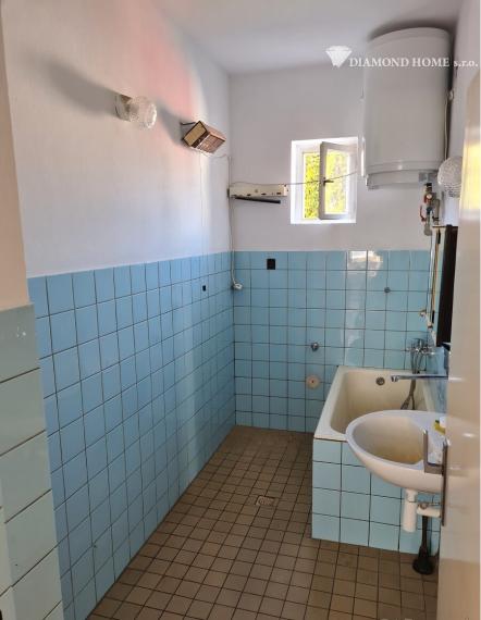 DIAMOND HOME s . r. o. ponúka Vám na predaj 3 -izbový rodinný dom s garážou a vedľajšími stavbami a pekným veľkým upraveným pozemkom v obci Doľný Štál.