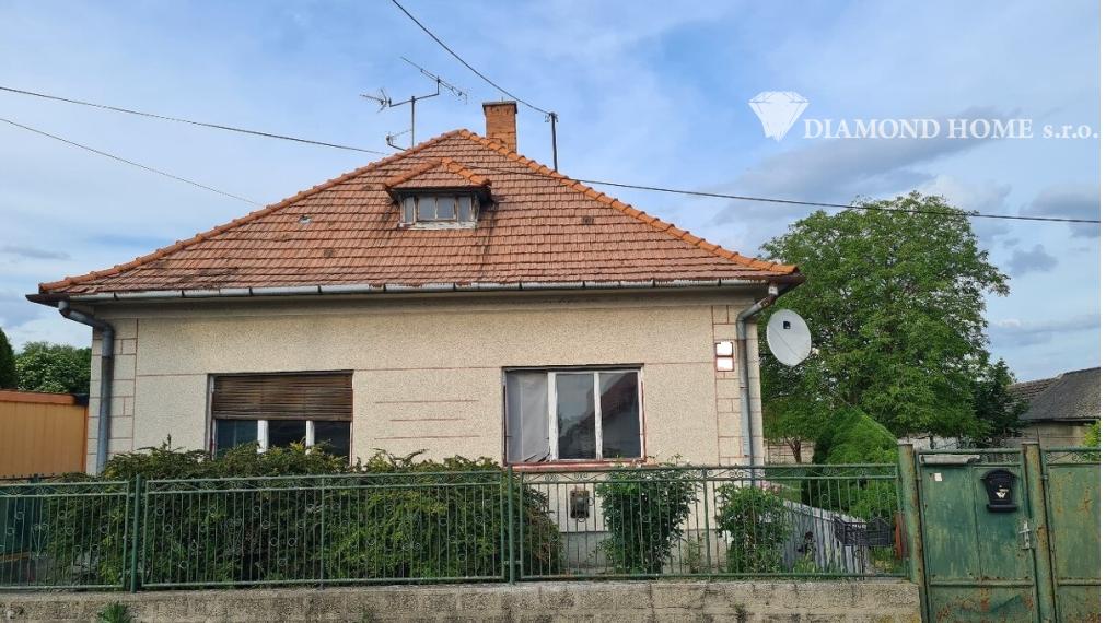 DIAMOND HOME s . r. o. ponúka Vám na predaj 3 -izbový rodinný dom s garážou a vedľajšími stavbami a pekným veľkým upraveným pozemkom v obci Doľný Štál.