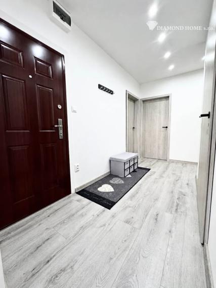 DIAMOND HOME s.r.o. Vám ponúka na predaj krásny rekonštruovaný  3 -izbový byt Veľkom Meďeri v minimalistickom štýle