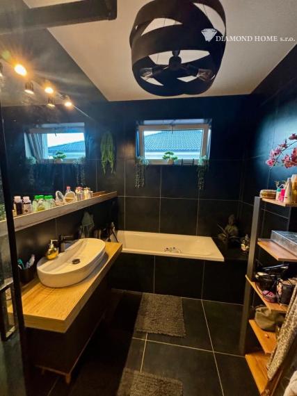 Len u nás! DIAMOND HOME s.r.o. ponúka Vám na predaj novostavbu  4 izbového rodinného domu s bazénom  s tepelným čerpadlom  v prevedení štandard v obci Dolný Štál