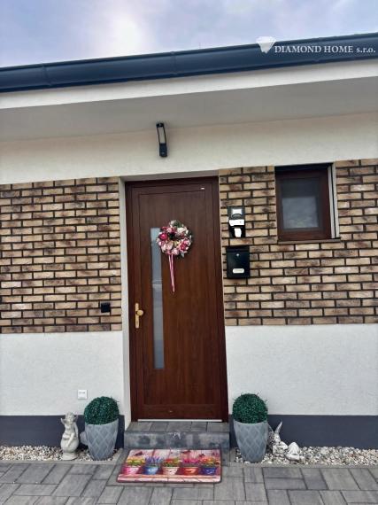 Len u nás! DIAMOND HOME s.r.o. ponúka Vám na predaj novostavbu  4 izbového rodinného domu s bazénom  s tepelným čerpadlom  v prevedení štandard v obci Dolný Štál
