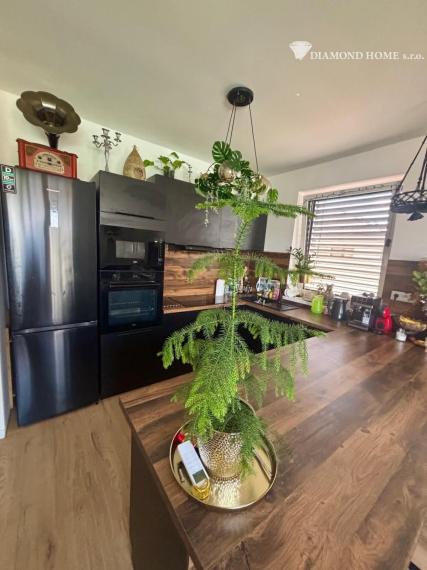 Len u nás! DIAMOND HOME s.r.o. ponúka Vám na predaj novostavbu  4 izbového rodinného domu s bazénom  s tepelným čerpadlom  v prevedení štandard v obci Dolný Štál