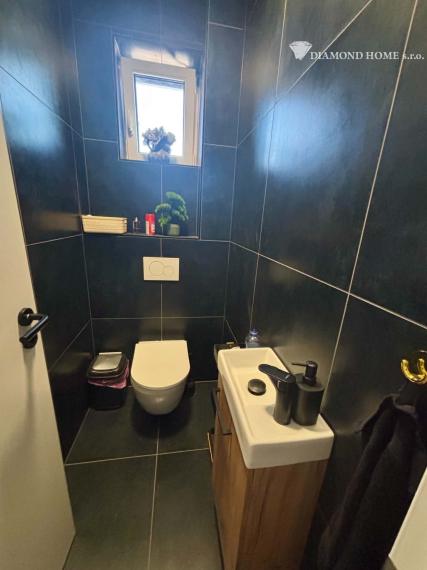 Len u nás! DIAMOND HOME s.r.o. ponúka Vám na predaj novostavbu  4 izbového rodinného domu s bazénom  s tepelným čerpadlom  v prevedení štandard v obci Dolný Štál