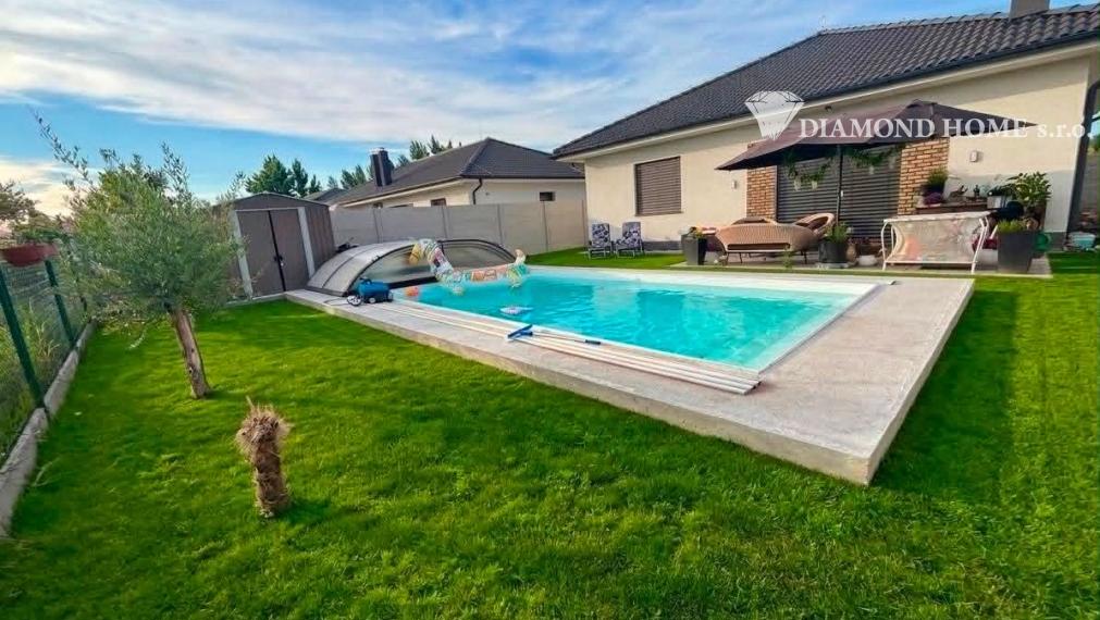 Len u nás! DIAMOND HOME s.r.o. ponúka Vám na predaj novostavbu  4 izbového rodinného domu s bazénom  s tepelným čerpadlom  v prevedení štandard v obci Dolný Štál
