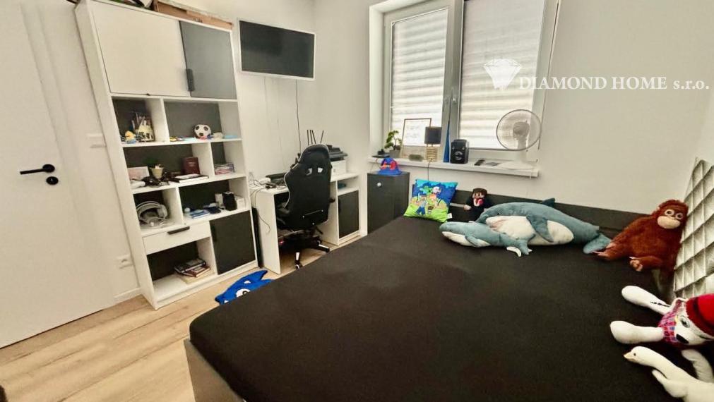 Len u nás! DIAMOND HOME s.r.o. ponúka Vám na predaj novostavbu  4 izbového rodinného domu s bazénom  s tepelným čerpadlom  v prevedení štandard v obci Dolný Štál