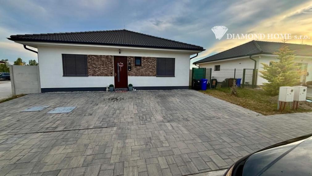 Len u nás! DIAMOND HOME s.r.o. ponúka Vám na predaj novostavbu  4 izbového rodinného domu s bazénom  s tepelným čerpadlom  v prevedení štandard v obci Dolný Štál