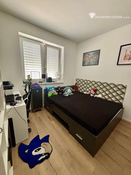Len u nás! DIAMOND HOME s.r.o. ponúka Vám na predaj novostavbu  4 izbového rodinného domu s bazénom  s tepelným čerpadlom  v prevedení štandard v obci Dolný Štál