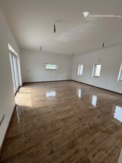 Len u Nás! DIAMOND HOME s.r.o. ponúka Vám na predaj novostavbu 4 izbového rodinného domu garážom pre 2 autá v obci Topoľníky