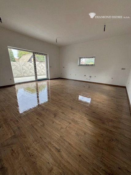 Len u Nás! DIAMOND HOME s.r.o. ponúka Vám na predaj novostavbu 4 izbového rodinného domu garážom pre 2 autá v obci Topoľníky