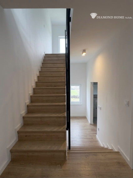 Len u Nás! DIAMOND HOME s.r.o. ponúka Vám na predaj novostavbu 4 izbového rodinného domu garážom pre 2 autá v obci Topoľníky