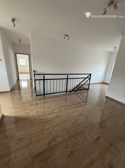 Len u Nás! DIAMOND HOME s.r.o. ponúka Vám na predaj novostavbu 4 izbového rodinného domu garážom pre 2 autá v obci Topoľníky