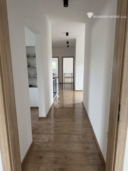 Len u Nás! DIAMOND HOME s.r.o. ponúka Vám na predaj novostavbu 4 izbového rodinného domu garážom pre 2 autá v obci Topoľníky