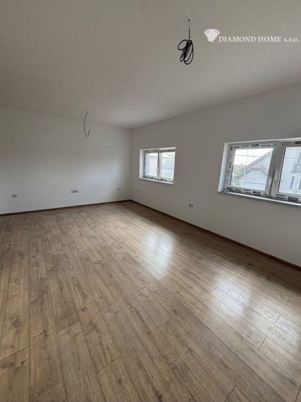 Len u Nás! DIAMOND HOME s.r.o. ponúka Vám na predaj novostavbu 4 izbového rodinného domu garážom pre 2 autá v obci Topoľníky