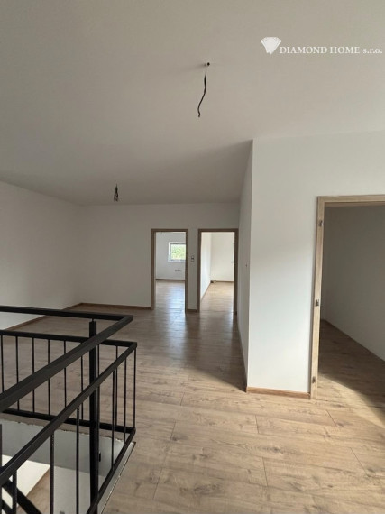 Len u Nás! DIAMOND HOME s.r.o. ponúka Vám na predaj novostavbu 4 izbového rodinného domu garážom pre 2 autá v obci Topoľníky