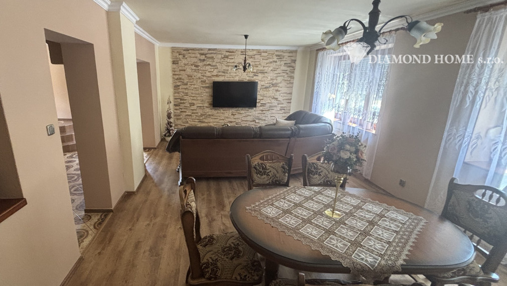 DIAMOND HOME s.r.o. ponúka Vám na predaj kompletne rekonštruovaný trojpodlažný  rodinný dom s garážom, krytou terasou a krásne upravenou záhradou v obci Opatovský Sokolec