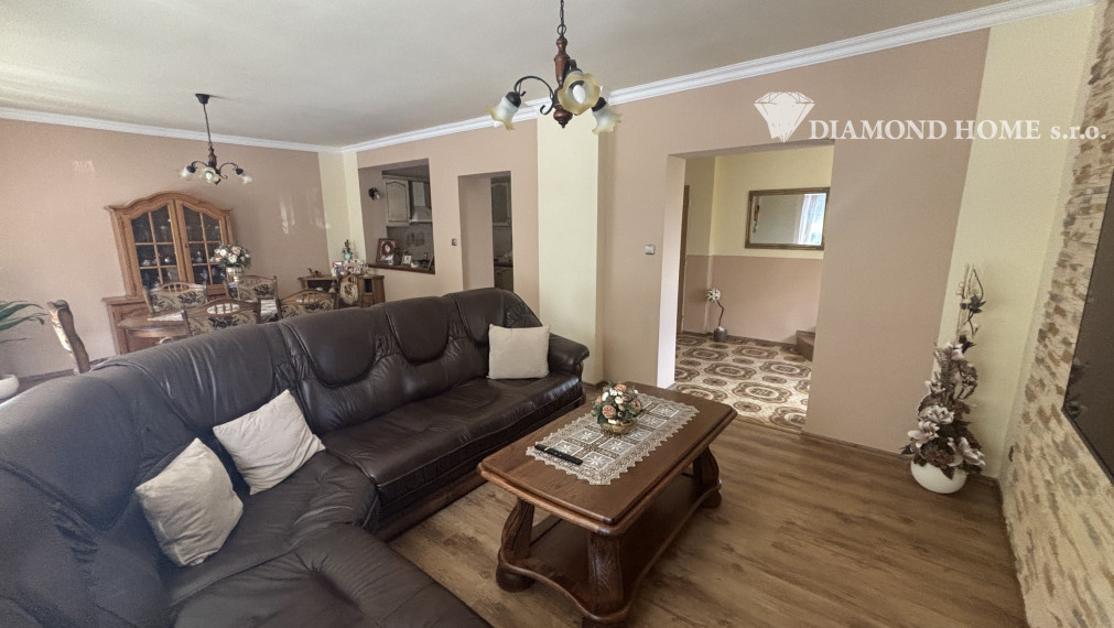 DIAMOND HOME s.r.o. ponúka Vám na predaj kompletne rekonštruovaný trojpodlažný  rodinný dom s garážom, krytou terasou a krásne upravenou záhradou v obci Opatovský Sokolec