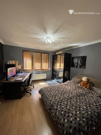 DIAMOND HOME s.r.o. ponúka Vám na predaj kompletne rekonštruovaný trojpodlažný  rodinný dom s garážom, krytou terasou a krásne upravenou záhradou v obci Opatovský Sokolec