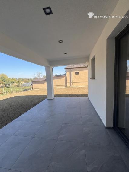 Luxusný samostatne stojaci dom s tepelným čerpadlom – Tomášikovo, 344 000 €