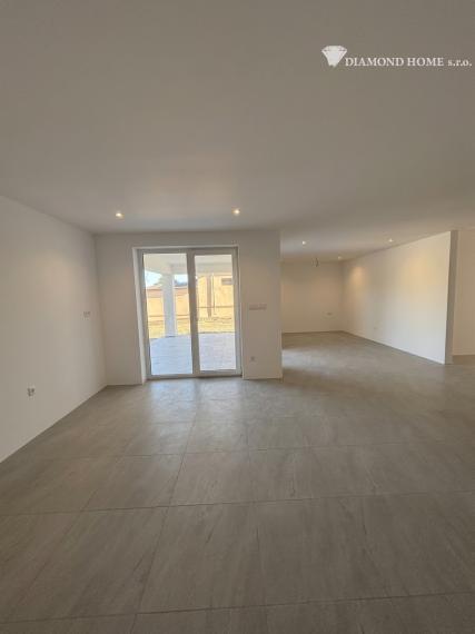 Luxusný samostatne stojaci dom s tepelným čerpadlom – Tomášikovo, 344 000 €
