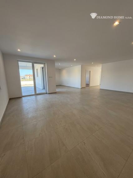 Luxusný samostatne stojaci dom s tepelným čerpadlom – Tomášikovo, 344 000 €