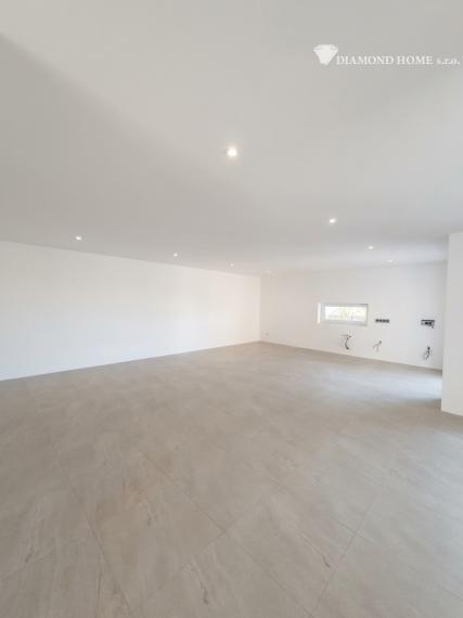 Luxusný samostatne stojaci dom s tepelným čerpadlom – Tomášikovo, 344 000 €