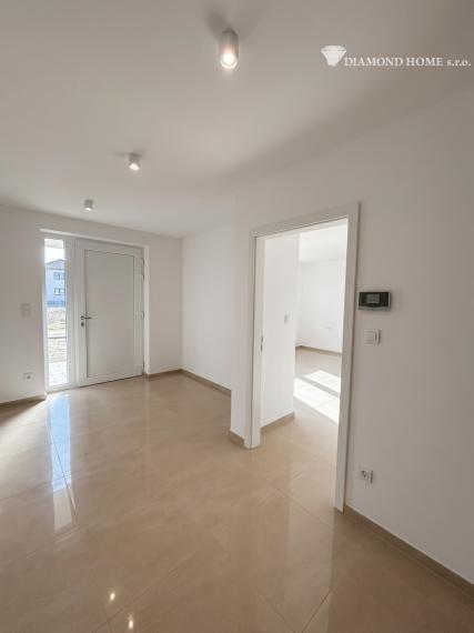 Luxusný samostatne stojaci dom s tepelným čerpadlom – Tomášikovo, 344 000 €