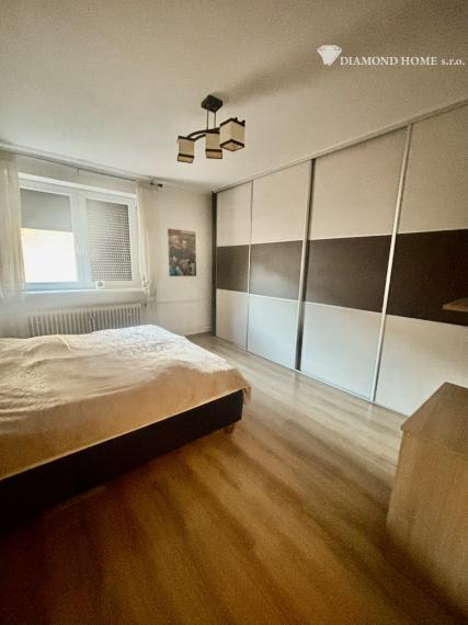 5-izbový poschodový rodinný dom s garážou, solárnym systémom a hosťovským domom – Veľký Meder