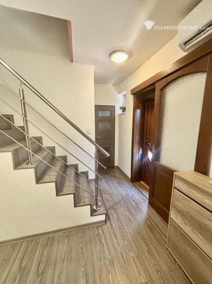 5-izbový poschodový rodinný dom s garážou, solárnym systémom a hosťovským domom – Veľký Meder
